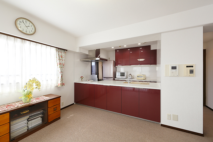 M0 赤の対面キッチンで空間を彩る 住宅 リフォームのアートリフォーム